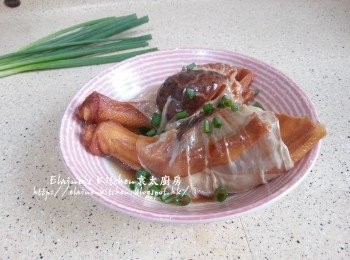 step13: 蒸好的鴨腳扎取出倒去水份 , 將炆鴨腳的汁煮滾 , 淋上鴨腳扎上 , 再灑上蔥粒即可