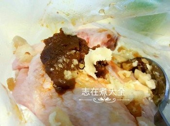 step1: <a href="https://bit.ly/3zHU5V3" target="_blank" data-keyword="雞翼" class="guide-link"><strong>雞翼</strong></a> <span style="display:inline-block;vertical-align:middle;margin-top:-3px;color:initial;border-radius:3px;padding:2px 3px;font-size:12px;line-height:14px;background:#87d300;color:#fff;">即買</span> 解凍後吸乾水份，放冬陰功醬、魚露、椰糖及<a href="https://bit.ly/3zHU5V3" target="_blank" data-keyword="雞翼" class="guide-link"><strong>雞翼</strong></a> <span style="display:inline-block;vertical-align:middle;margin-top:-3px;color:initial;border-radius:3px;padding:2px 3px;font-size:12px;line-height:14px;background:#87d300;color:#fff;">即買</span> 入保鮮袋按摩後醃1小時以上（醃過夜更佳）