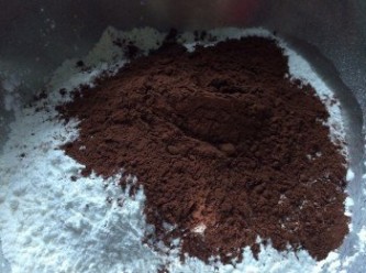 step2: 低筋麵粉, 粘米粉, 朱古力粉 混合, 過篩, 備用