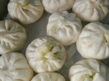 step3: 包好後用布蓋好，同時鍋裏放水，大火燒開後放入包子，再次燒開後，10分鐘即可出鍋