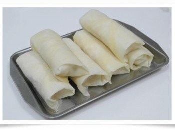 step5: 春捲的邊邊要牢牢的用蛋液黏好喔!!