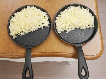 step6: 在烤盤上鋪上馬茲瑞拉起士~~~ 不要用一般的焗烤起士這樣不用有濃濃牽絲的口感喔!!!