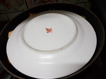 step11: 當要煎另外一面的時候、可以借助平底圓碟，將圓碟倒扣在煎餅上面，再將煎餅倒在碟上，再用碟慢慢將另一面滑落鍋用中慢火煎至熟