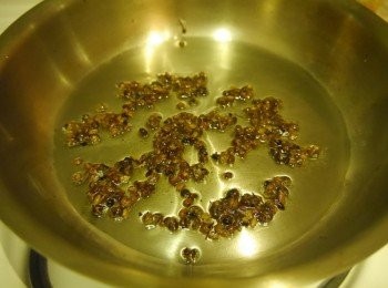 step1: *製作<span class="group_3">花椒油</span>:熱油後放入花椒粒小火拌炒5-7分。待涼，裝入玻璃罐中備用。