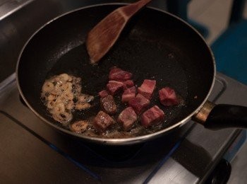 step5: 下牛排，將表面兼的焦香，將蒜片起鍋