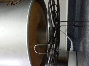 step15: 將烤好的蛋糕拿出，再10cm的高处向下噔3下，馬上將模倒扣放在架上