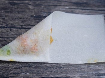 step6: 將春卷皮向下摺，塗麵粉水（麵粉+水）封口