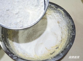 step4: 篩入低筋麵粉和無鋁泡打粉攪拌均勻