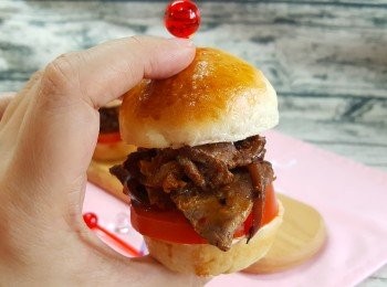 step10: 將蕃茄、牛肉及配料放入小麵包中用小籤穿著即可。