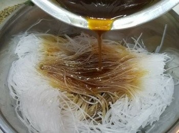 step1: 粉絲浸軟, 用<span class="group_2">調味汁料</span>撈勻，醃30分鐘。