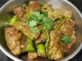 step8: 做法：

先浸泡冬菇後切粒，辣椒清洗後去籽切段，切碎乾蔥，芫茜放入蔥，雞粉，麻油，胡椒粉，糖，免治豬肉撈混，在辣椒上少少生粉，釀入豬肉，中細火煎香豬肉半熟，反轉再煎至少少焦，上碟備用，用少少蒜，乾蔥起鑊，加半碗水少少雞粉，糖，老抽，煮滾後，將辣椒回鑊少少生粉水埋芡，完成 。