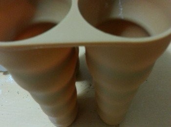 step9: 將粉團放入模內，再將模放入麵包桶內，再放入麵包機，做第二次發酵。