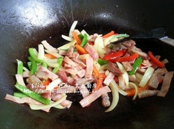 step6: 將洋蔥 , 青椒 , 紅椒爆香至微軟 , 加入火腿片 , 叉燒拌勻炒香