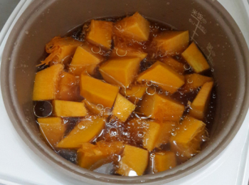 step6: 攪拌均勻後通電煮飯。