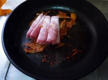 step2: 熱鍋無須下油，乾炒泡菜(這樣才會有香氣)接著下豬肉片