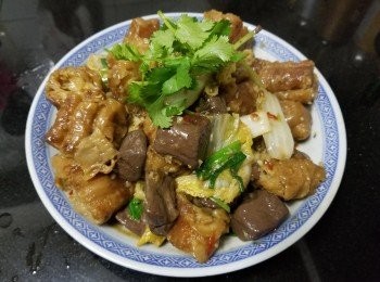 step8: 做法 :

豬紅先用少少鹽開水浸泡 30 分鐘 , 這樣是另豬紅有少少咸味 , 在將油條切開約 16 件 , 用少少油將油條煎至乾身及香脆備用 , 爆香蒜頭 , 乾蔥 , 薑粒 , 辣椒碎 , 蝦米辣椒油 , 加約 600ml 水 , 大地魚粉 , 糖 , 少少雞粉放入豬紅 , 用中火煮滾將汁燜至約剩餘半碗後 , 再放入油條 , 大白菜大火燜至收汁 , 少少麻油 , 生粉水埋芡 , 完成 .