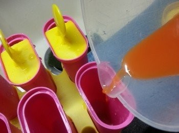 step4: 將20g甘筍汁倒入冰條模內(每一個模倒20g甘筍汁)放入雪櫃冰箱中雪1個半小時待結冰
