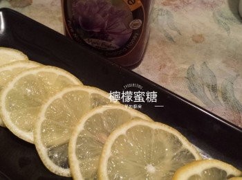 step2: 把檸檬切片，在無水無油的玻璃器皿內先放一層檸檬片再加入蜂蜜蓋面，再鋪上一層檸檬片再一層蜂蜜如此類推，直至放滿
