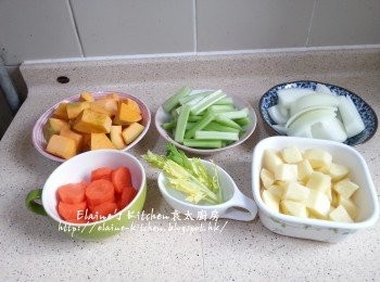 step3: 南瓜切細件 , 甘旬去皮切厚片 , 薯仔去皮切粒 , 洋蔥去皮切大件 , 西芹去纖維切段 , 西芹葉留起裝飾 (可省略)