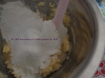 step4: 低筋麵粉過篩後倒入拌勻