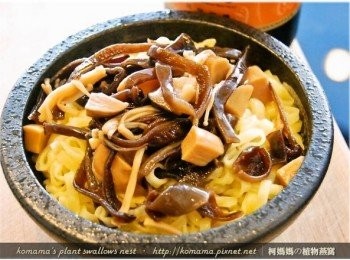 step3: 依照個人喜好，將香菇昆布黑菇醬覆蓋在麵身上，口味偏重的朋友，可再淋上些許調味料。