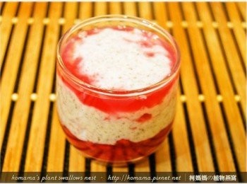 step3: 將黑木耳米布丁填滿在紅石榴泥的上層，至八、九分滿。