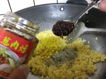 step4: 加入玉米~吻仔魚~葱珠~紅葱肉燥~拌炒~