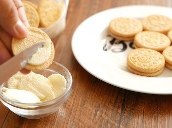 step1: 把夾心曲奇拆開，去除奶油夾心。