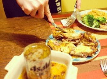 step2: 用啤酒一起焗，焗完雞肉還有很多汁，不會乾，好juicy！如果家中有whiskey或者brandy，落幾滴仲會更加香！ 