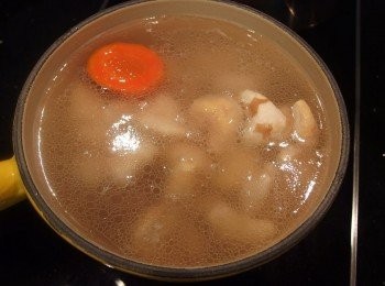 step3: 準備另一個湯鍋將煮好的排骨高湯倒入鍋裡(洋蔥及西洋芹除外)。