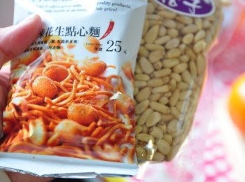 step4: 變化款:便利商店有賣堅果類的或是麻辣花生、點心麵類的小點或是松子都可以加入沙拉一起食用