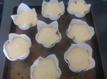 step7: 輕凳焗杯幾下, 再將紙包蛋糕放入大焗盤內, 大焗盤加入1至2cm水。先用120度焗30分鐘, 30分鐘後將盤轉一轉位置, 焗爐不需預熱調到150度再焗15分鐘。(請自行測試是否熟透。)