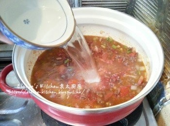 step5: 加入2湯匙茄膏拌勻 , 再加入雞湯及3碗份量水拌勻