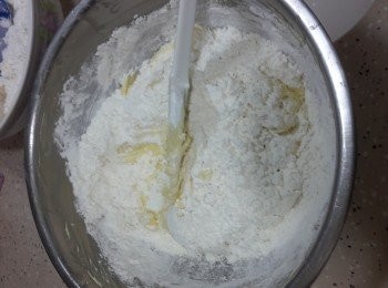 step2: 低粉及粟粉過篩拌勻，轉用膠刮，分三次，輕壓至見不到粉粒為止