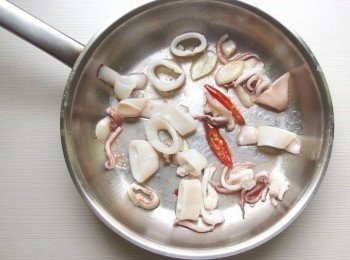 step4: 加入中捲大火翻炒,再從鍋緣邊淋上一匙米酒嗆出酒香(稍微甩鍋讓中捲和米酒混合入味),再放入韭菜花及海鹽及黑胡椒粉調味