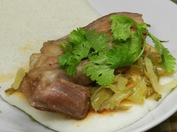 step9: 然後灑上花生糖粉，放上酸菜與<span class="group_2">控肉</span>片，最後灑上香菜