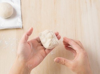 step18: 將捏合處朝上，放在手上