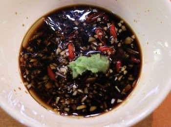 step5: 把所有<span class="group_2">調味料</span>、蒜、辣椒碎混和。