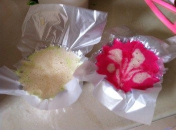 step3: 把麵糊倒入模型杯9分滿。讓麵糊待在杯子5分鐘。然後在麵糊上畫上x，在 X 型上放上一點糖。