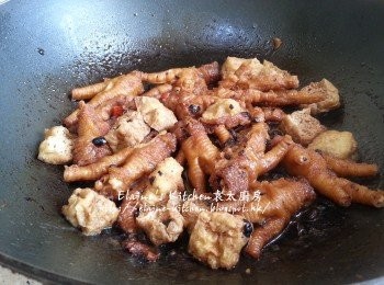 step7: 煮滾後蓋上蓋用中火煮10分鐘至半收汁即可