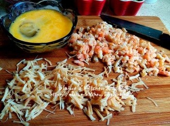 step3: 浸軟的蝦米倒去水後用水沖一沖洗 , 瀝乾後略切碎 , 雞蛋打成蛋液 , 瑤柱撕成絲