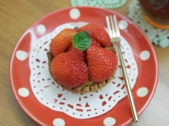 step11: 將草莓擺上即完成囉!!一個塔需用到3顆草莓~1顆完整擺中央..另外2顆切半於四方各擺一個^^