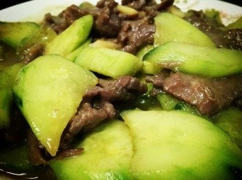 step5: 最後下少許生抽和鹽，翻炒均勻，淋入少許水澱粉勾芡即可。