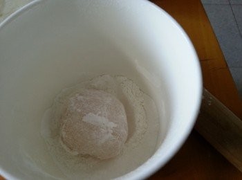 step11: 放入已裝了炒熟的糯米粉的杯內,將糯米糍在杯內不停轉圈,沾滿糯米粉