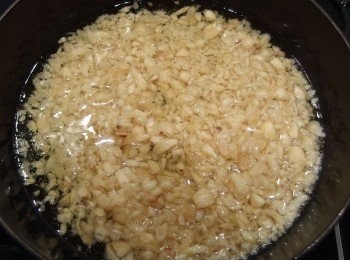 step3: 1.倒入沙拉油熱鍋。 2.加入蒜末使用中小火拌炒,過程中需不斷翻炒避免黏鍋。