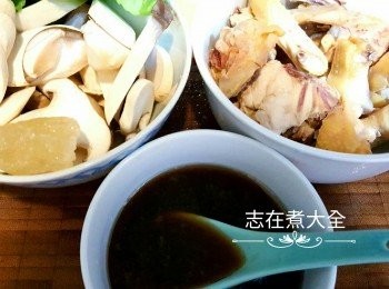 step2: 杏鮑菇切片，醬汁拌勻備用