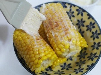 step6: 將美乃滋均勻的抹在玉米上~~