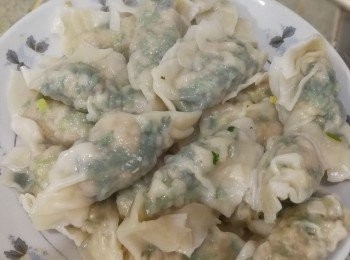 step6: 圖中烚餃子，只需將餃子放入滾水中烚大約8分鐘或見到餃子浮起即可取出