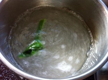 step2: 加入冰糖轉小火，把燕菜絲煮至溶解。