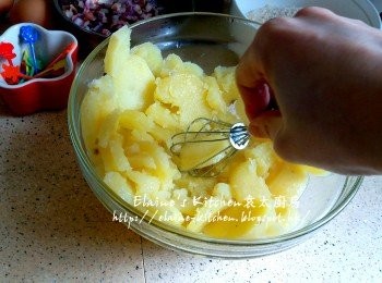 step4: 薯仔蒸30分鐘後放入大碗內 , 加少許鹽及黑胡椒碎調味拌勻壓成蓉